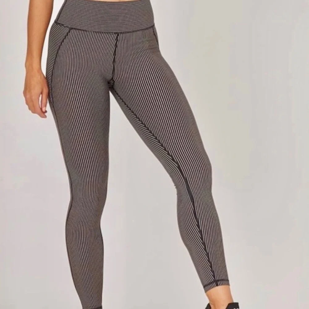 GLYDER NWOT PREMIER BLACK/ ADOBE ROSE STRIPE WORKOUT BRA AND LINEAR LEGGING SET - Picture 8 of 16